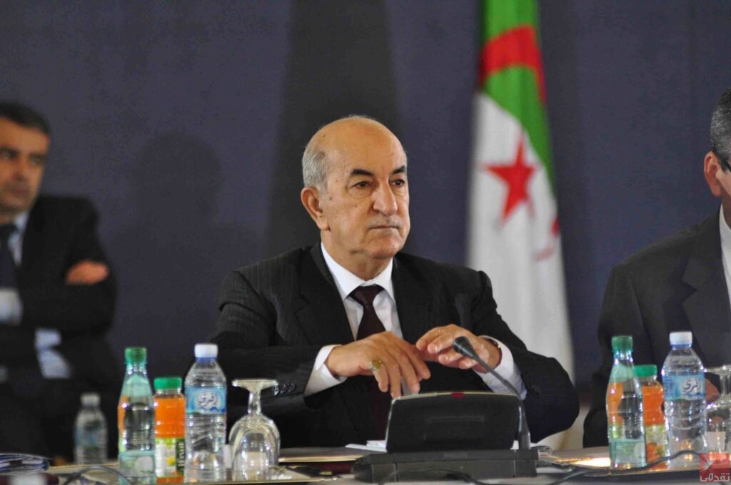 Le président Abdel Majid Tebboune a nommé mercredi 7 juin 2021 un nouveau gouvernement, dont la moitié des ministres provient du précédent.   La formation de la nouvelle équipe intervient après des législatives marquées par un taux d’abstention record.  Le président Tebboune a révélé la composition du gouvernement qui, selon une déclaration officielle, n’a pas été modifié pour les ministères souverains, à l’exception des portefeuilles des Affaires étrangères et de la Justice.  La seule grande surprise est le remplacement du ministre des affaires étrangères Sabri Boukadoum par Ramtan Lamamra, qui occupait ce portefeuille à l’époque de l’ancien président Abdelaziz Bouteflika avant la démission de ce dernier à cause des manifestations de masse contre un cinquiéme mandat en avril 2019.  Lamamra est un diplomate chevronné, homme politique et haut fonctionnaire de l’Union africaine et des Nations-Unies.  Il a été plusieurs fois ambassadeur. En sa qualité de spécialiste de l’Afrique, il a participé à maintes opérations de médiation, notamment dans la crise entre le Mali et le Burkina Faso en 1985, dans le différend frontalier entre le Tchad et la Libye.   Il a été nommé Commissaire pour la paix et la sécurité de l’Union africaine. En octobre 2017, il a été nommé Haut-représentant de l’Union africaine.  En avril 2020, il est pressenti pour succeder à Ghassan Salamé à la tête de la mission spéciale des Nations unies en Lybie.   Cependant, suite aux demandes de l’Égypte, des Émirats arabes unis et du Maroc, son nom n’est pas retenu par les États-Unis, pour soupçon de proximité avec le gouvernement de Tripoli.  Le nouveau ministre de l’Éducation nationale, Abdelhakim Belabed a également servi dans le gouvernement de Boutefliqa.