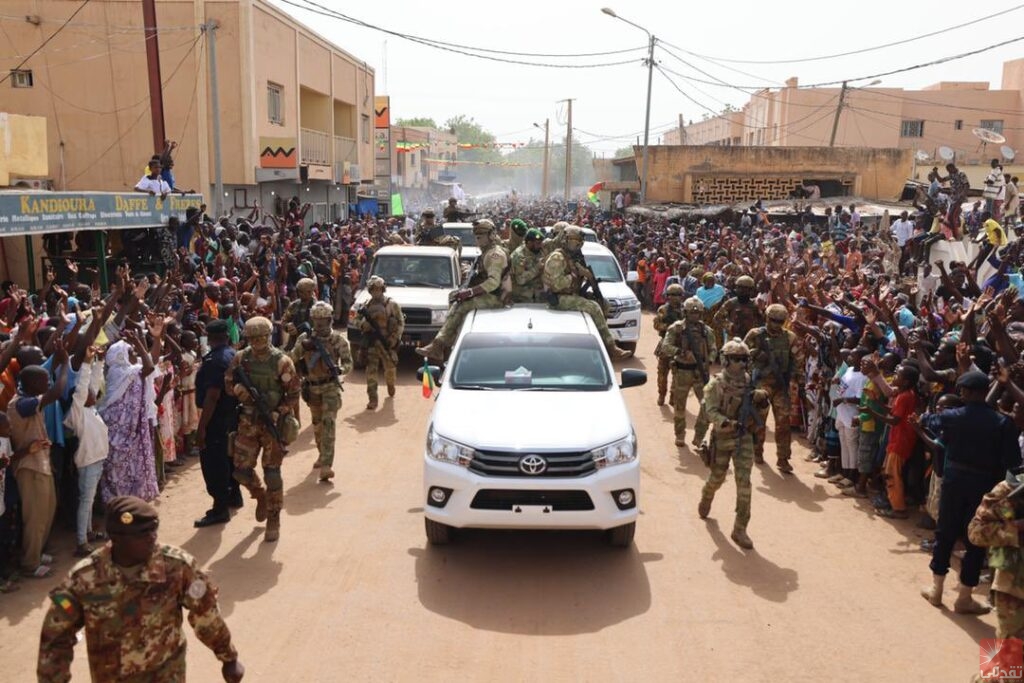 Le président de la transition au Mali visite Niort près de la frontière avec la Mauritanie