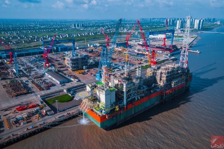 La plate-forme FPSO du projet « Ahmeyim » navigue vers son emplacement