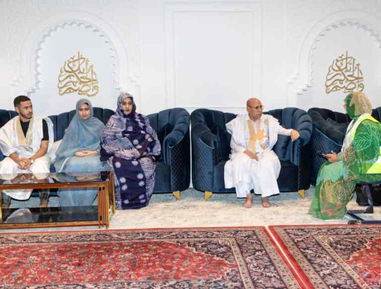 Une commission de l’Agence des Statistiques visite Ghazouani et sa famille au palais présidentiel