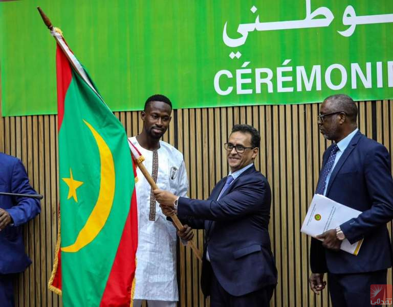 Le Ministre des Sports remet le drapeau au capitaine des Mourabitounes