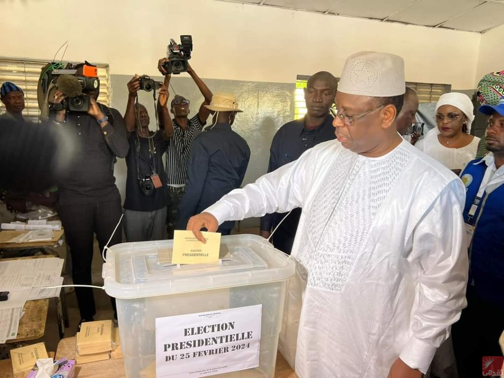 Sall vote pour élire un nouveau Président du Sénégal