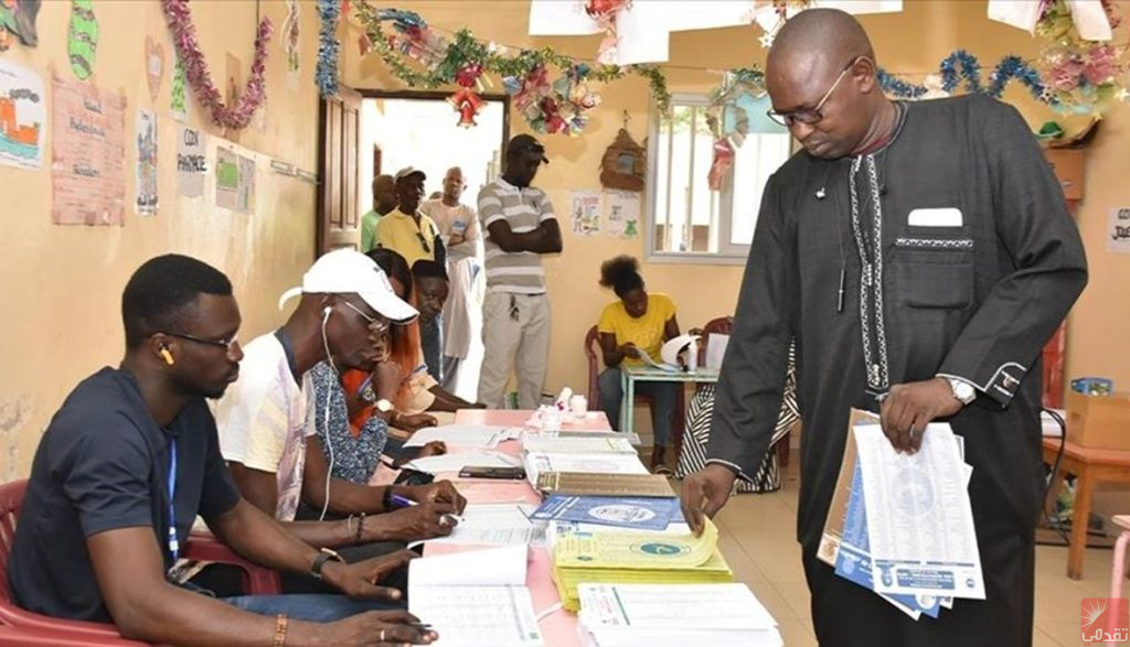 Sénégal : Les premières estimations confirment le progrès du candidat de l’opposition Diomaye Faye