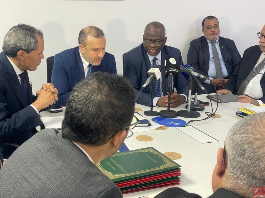 La Mauritanie et le Maroc ont signé mardi, dans la capitale Nouakchott, une convention pour la mise en œuvre d’un projet d’interconnexion électrique à haute tension entre les deux pays.  L’accord vise à « sécuriser le système électrique national et l’accès aux marchés électriques en Europe ».  L’accord a été signé, côté mauritanien, par Sidi Ould Salem, directeur général du groupe SOMELEC, et, côté marocain, par le directeur de l’Office National de l’Electricité et de l’Eau potable.  Le 23 janvier, le ministre mauritanien de l’Energie et du Pétrole, Mohamed Ould Khaled, et la ministre marocaine de la Transition Energétique et du Développement Durable avaient signé un protocole d’accord pour développer un partenariat dans les secteurs de l’électricité et des énergies renouvelables entre le Maroc et la Mauritanie.