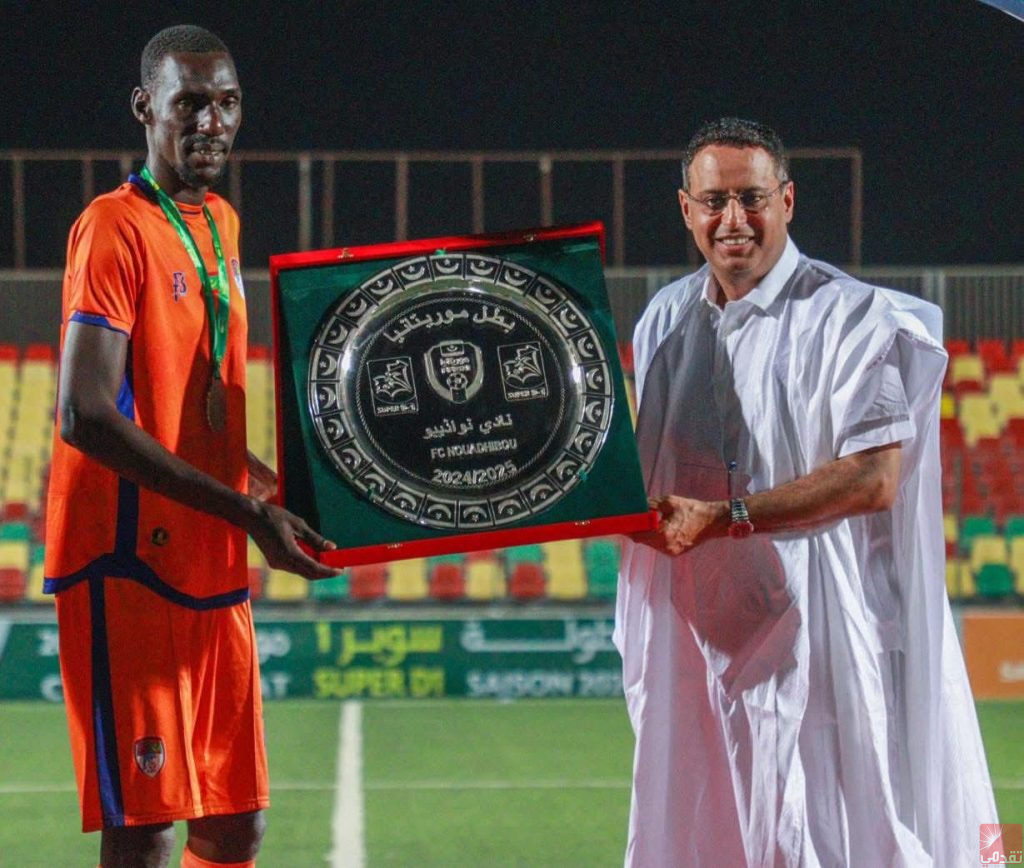 Ould Yahya remet le trophée du championnat national mauritanien au FC Nouadhibou