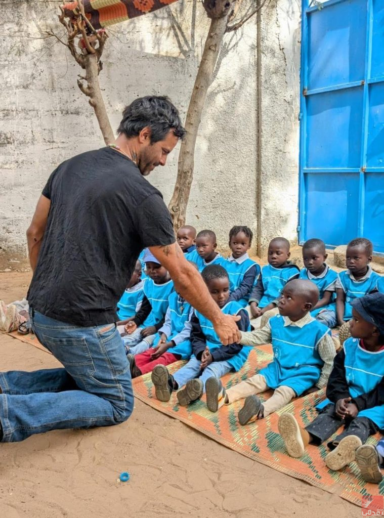 Des déchets du monde à la joie des enfants de Mauritanie : l’histoire de l’artiste qui crée des miracles avec des jouets